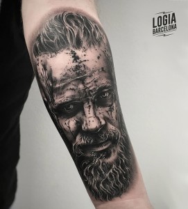 tatuaje_brazo_retrato_Ragnar_Logia_Barcelona_Pablo_Munilla   
